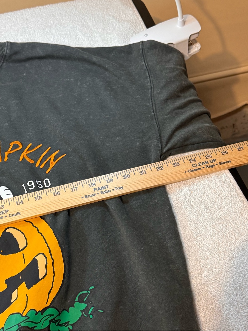 Vintage-Style Snoopy Peanuts The Great Pumpkin Crewneck Halloween Sweatshirt - Picture 5 of 9